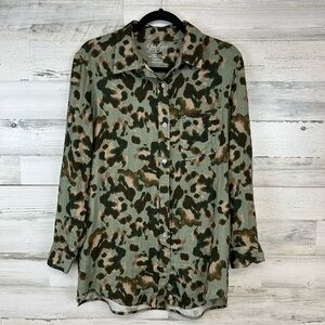 Kyla Seo by Caite Green Camo Button Front Shirt Size Medium 100% Soft Cotton